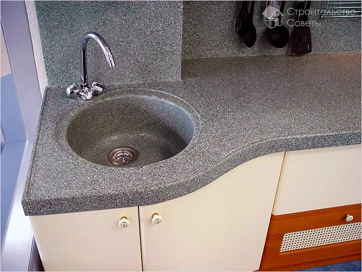 С круглым умывальником