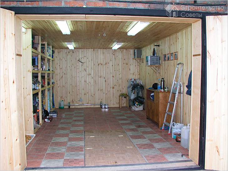 Стены и потолок обшиты деревянной вагонкой