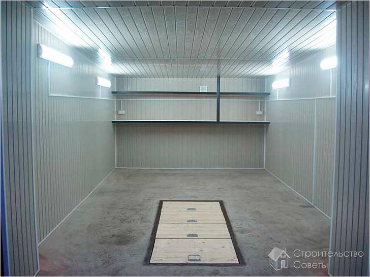 Стены и потолок обшиты пластиковыми панелями