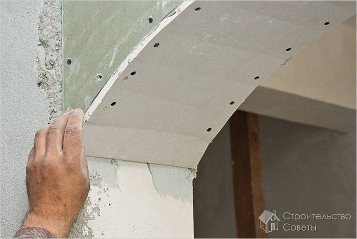 Из надрезанного гипсокартона