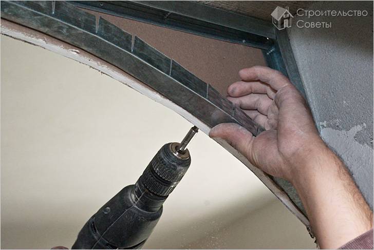 Прикручиваем арочную часть профиля