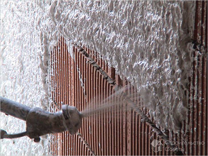 Раствор ложится ровным слоем