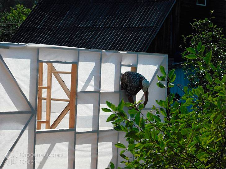 Закрепляем на каркасе гидроизоляцию