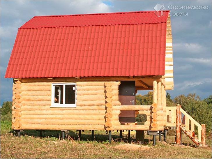 Баня из бревен с мансардой