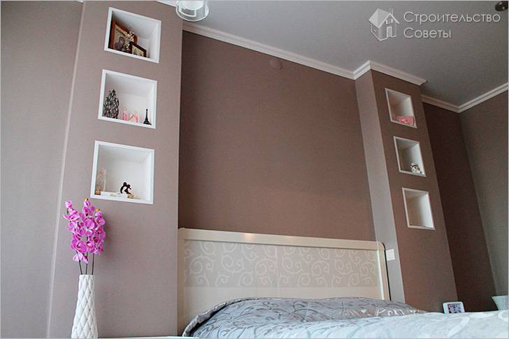 У изголовья кровати