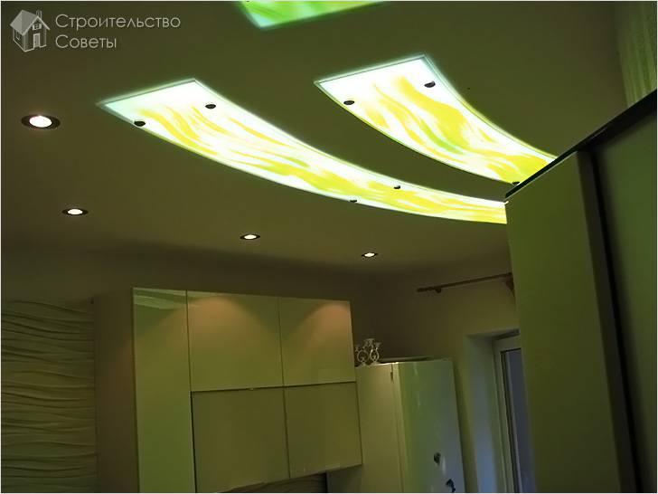 Подвесной потолок со стеклянными элементами