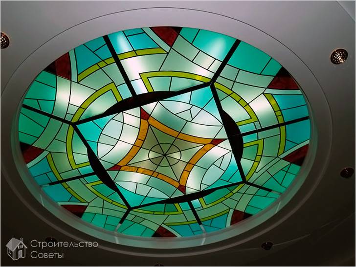 Потолок с витражного стекла