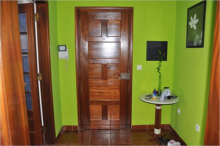 Стены окрашены в зеленый цвет