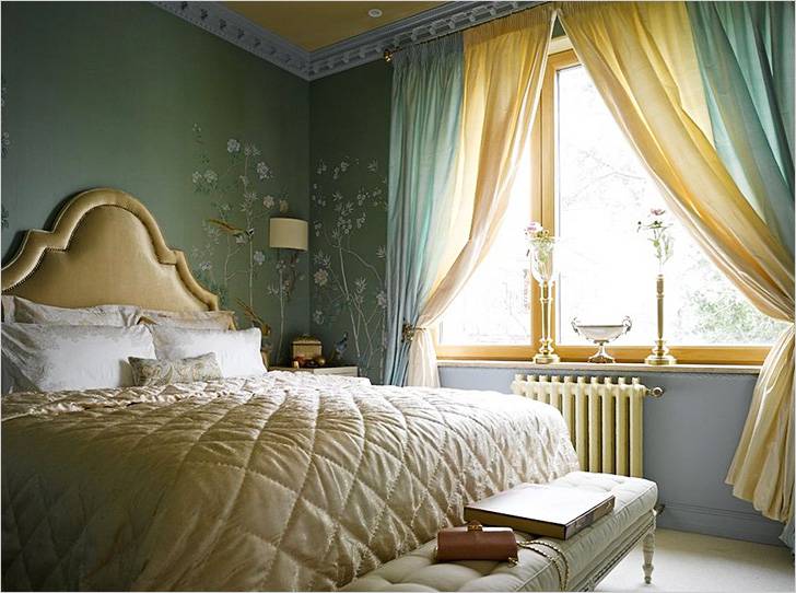 Хорошо освещенная спальня, выполненная в темных тонах