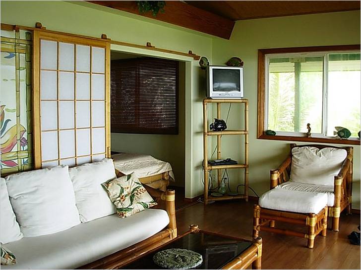 Удачное сочетаются оливковые стены и коричневый потолок