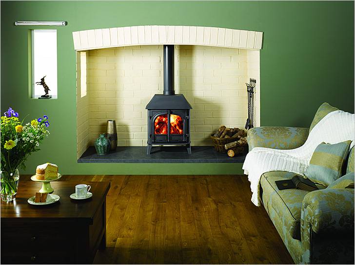 Белая ниша для камина в зеленой стене