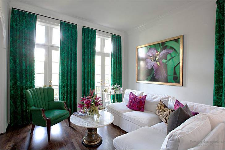Зеленое кресло гармонирует с белой мебелью