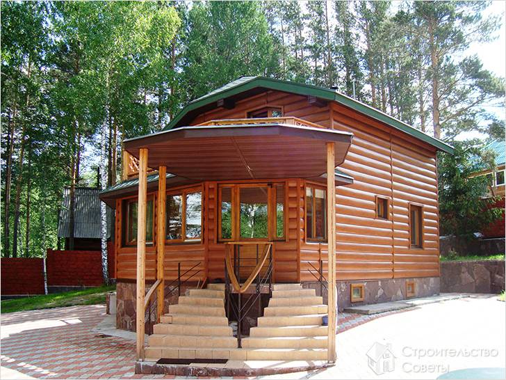 Фасад, отделанный металлосайдингом под бревно