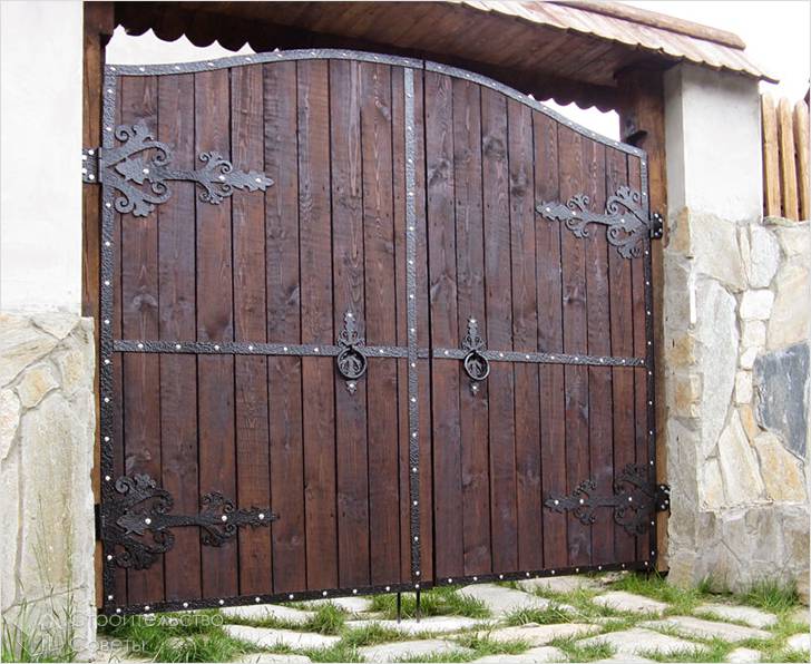 С коваными деталями