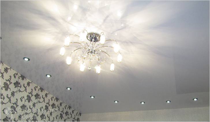 Как установить люстру на натяжной потолок