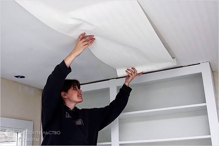 Как правильно клеить обои на потолок