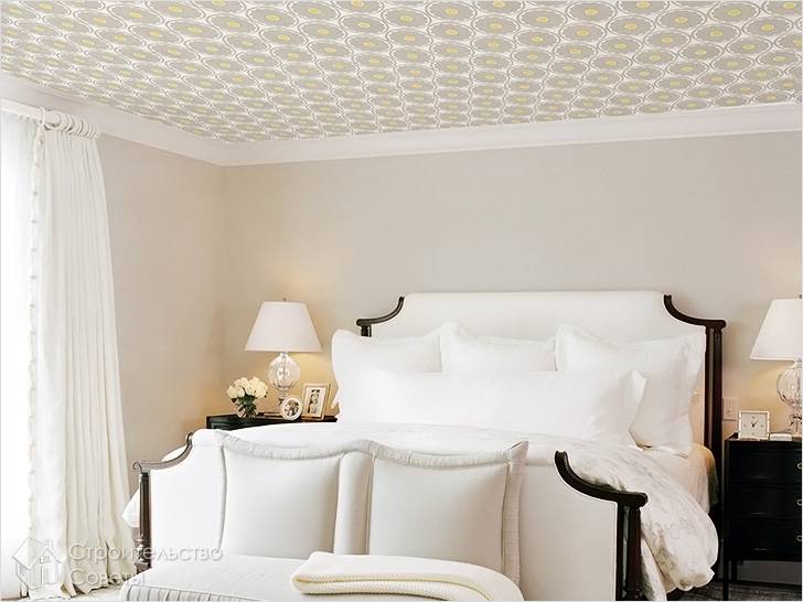 Как клеить обои на потолок