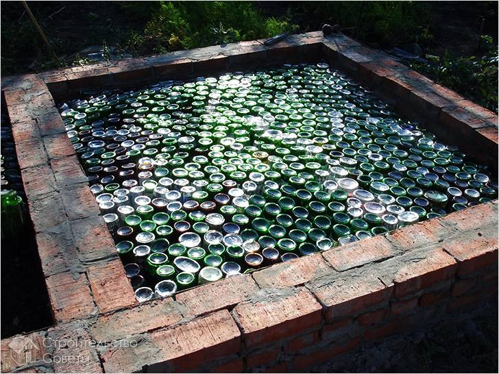 Бетонная стяжка в бане из бутылок