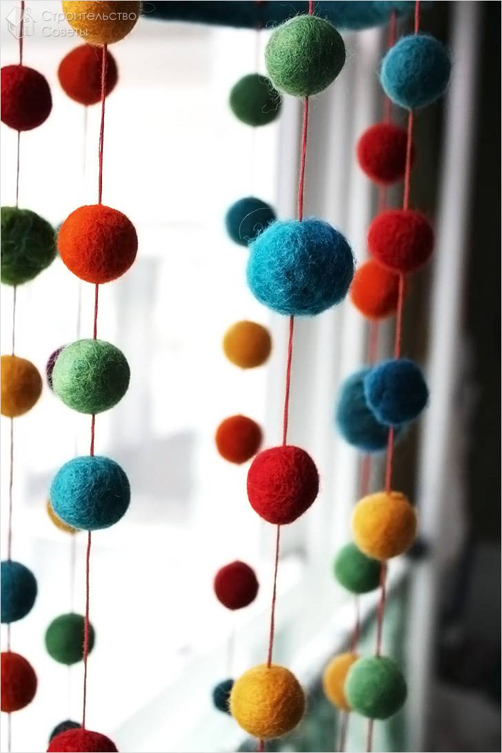 С бубонами нитяные