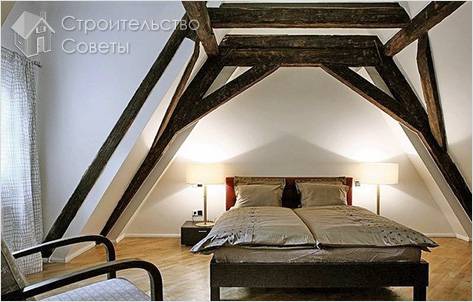 Темные балки в интерьере спальни