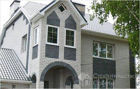 Дом из серого и белого силиката