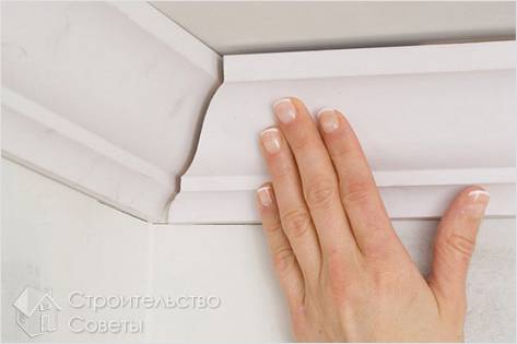 Как резать потолочный плинтус