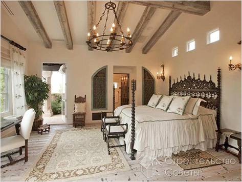 В спальне над кроватью