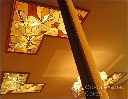Потолок из гипсокартона с витражными вставками
