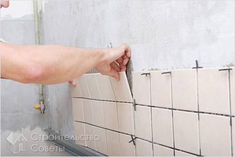 Работа по укладке плитки