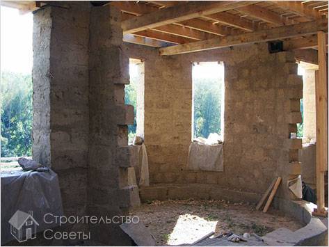 Саманное строение внутри