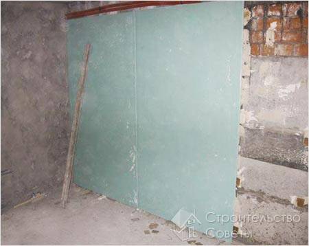 Установленные на клей листы гипсокартона