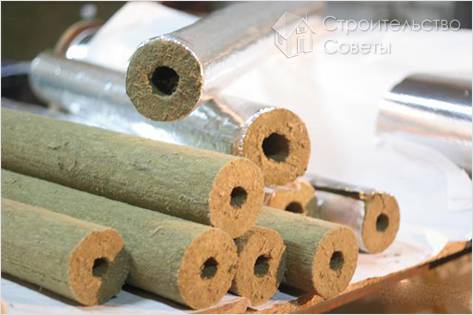 Процесс утепления труб и шлангов