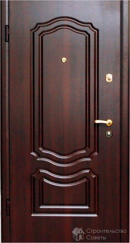 Дверь отделанная массивом дерева