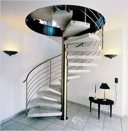 На массивной центральной стойке