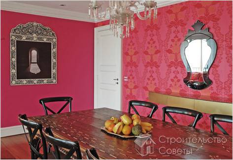 Белая дверь на фоне ярких стен