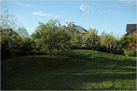 Холмистый участок