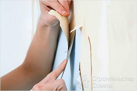 Особенности снятия старых обоев со стен