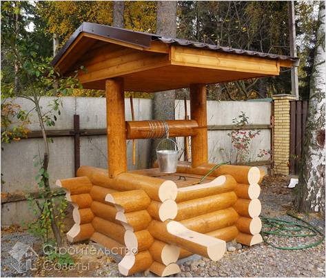 Колодезный домик украшенный изразцами