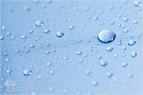 Причины запотевания натяжных потолков