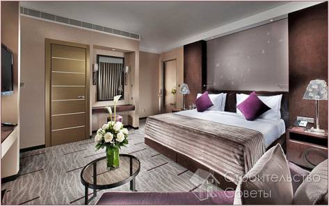 Двери цвета орех в интерьере спальни