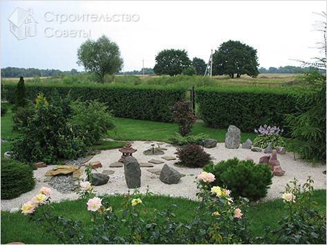 Сад камней среди газона