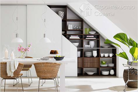 Изготовление шкафа под лестницей