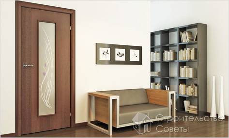 Сочетание бежевых стен и коричневых дверей