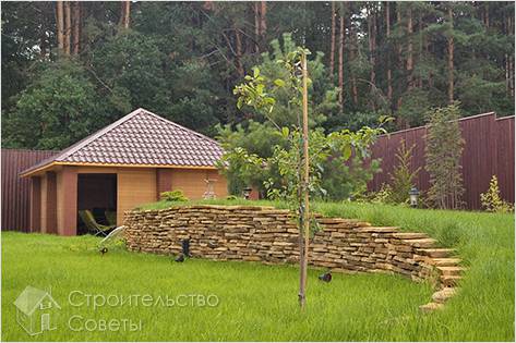 Каменная стенка у холма