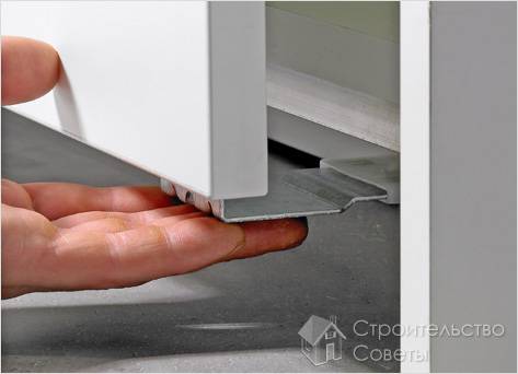 Крепление нижней направляющей