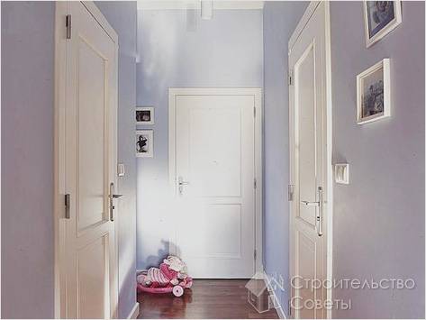 Белые двери на фоне пастельно-голубых стен