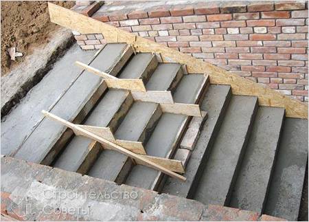 Заливка бетонной лестницы