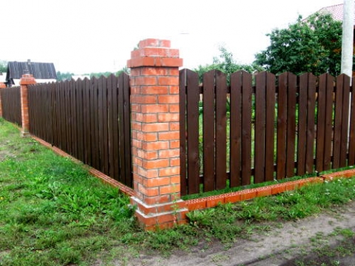 Деревянный забор: современные идеи создания красивой и надежной конструкции