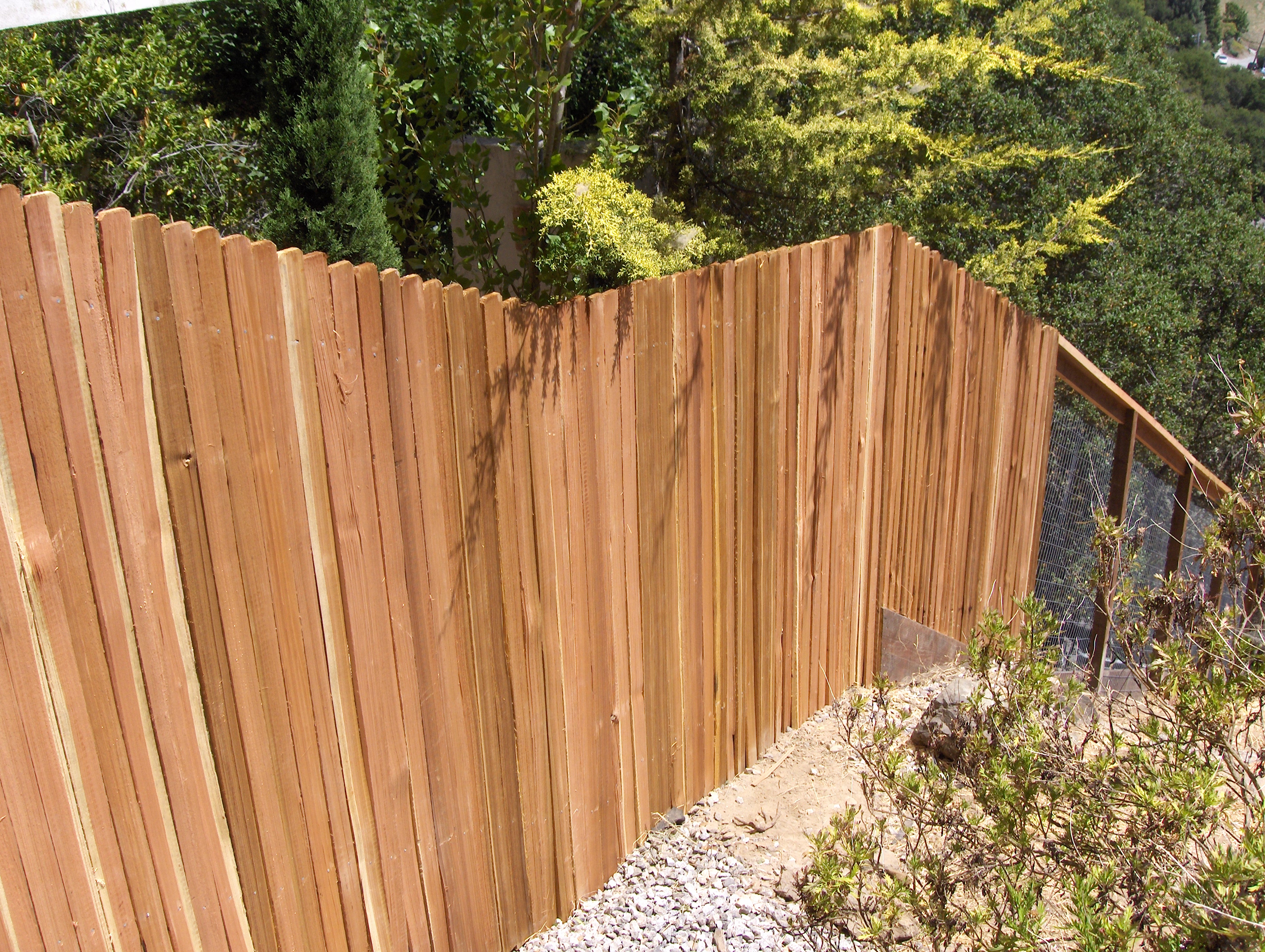 Деревянный забор: современные идеи создания красивой и надежной конструкции