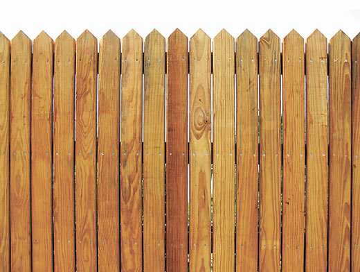 Деревянный забор: современные идеи создания красивой и надежной конструкции